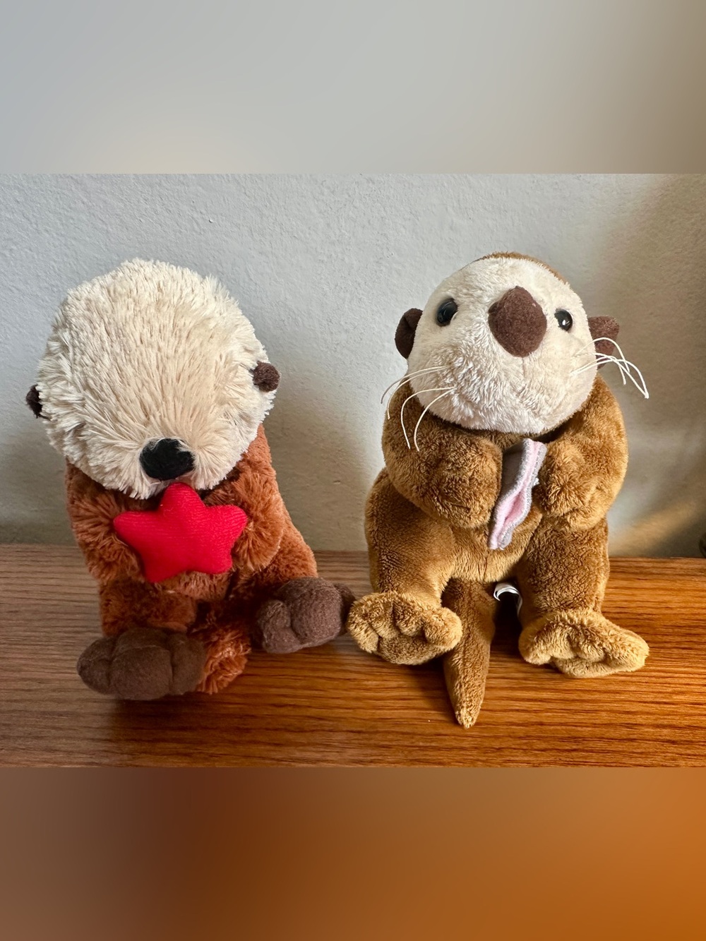 Sea Otters x2 Plush Stuff Animals - Clean- 6"in Holding Red Star and Pink Clam